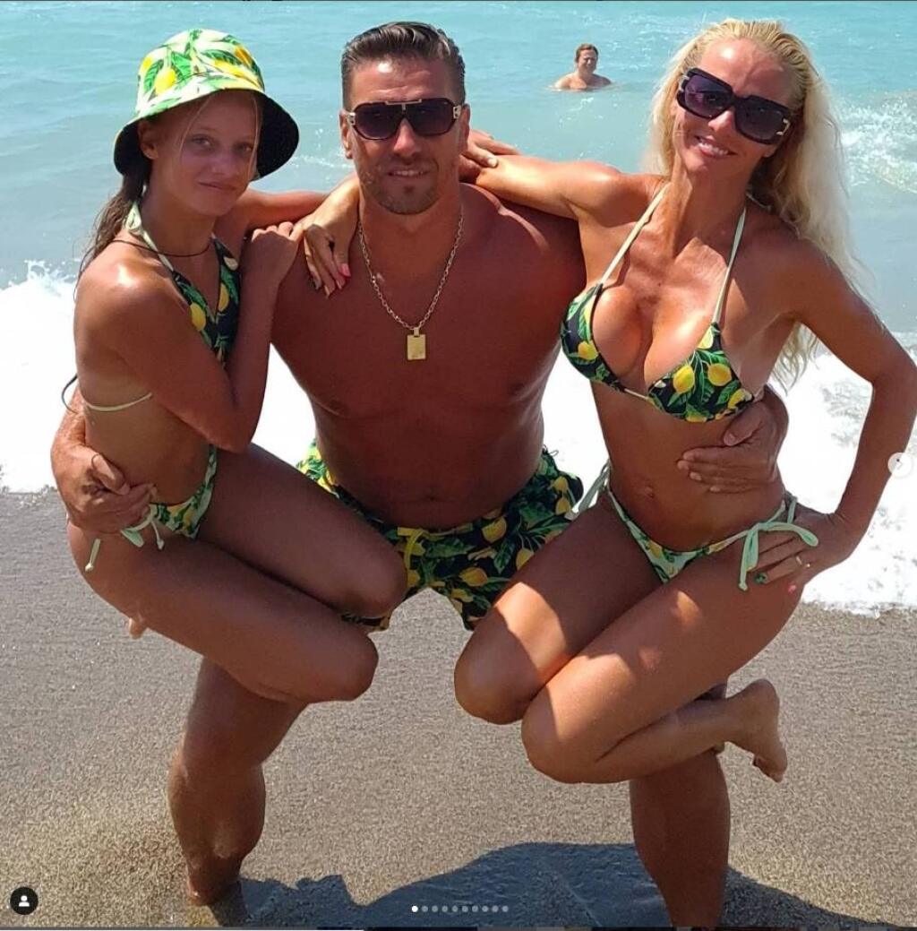 Adamovi rodičia - mama Adriana s otcom Romanom - a sestra Sofia.