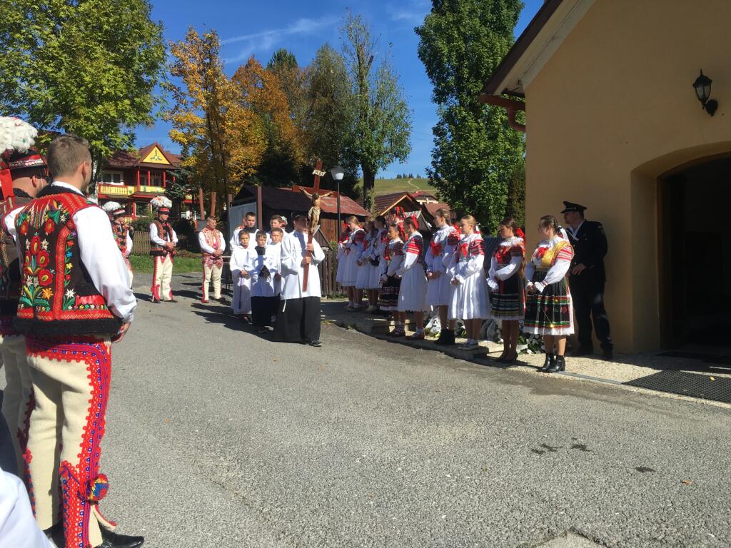 Sprievod miništrantov a kňaza.