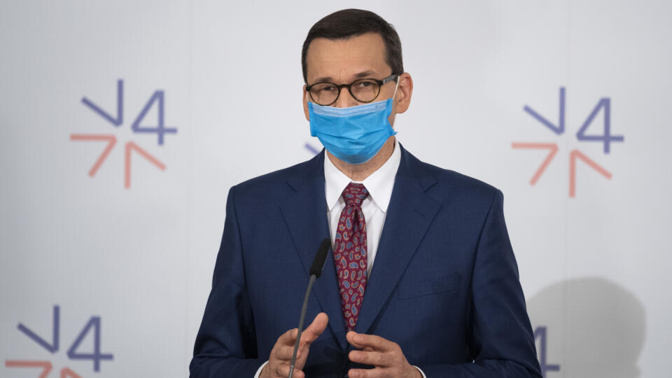 Na snímke predseda vlády Poľska Mateusz Morawiecki počas tlačovej konferencie po stretnutí premiérov krajín Vyšehradskej štvorky (V4) na zámku Lednice v Českej republike 11. júna 2020. FOTO TASR - Jaroslav Novák