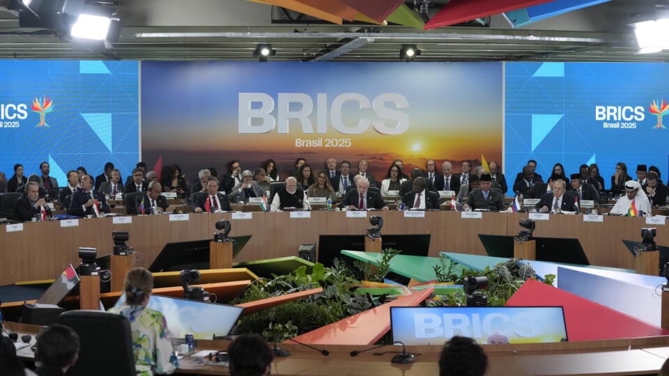 WA 47 Rio de Janeiro - Svetoví lídri počas summitu hláv štátov zoskupenia BRICS v brazílskom Riu de Janeiro 6. júla 2025. FOTO TASR/AP
World leaders take part in the 17th annual BRICS summit in Rio de Janeiro, Sunday, July 6, 2025. (AP Photo/Eraldo Peres)