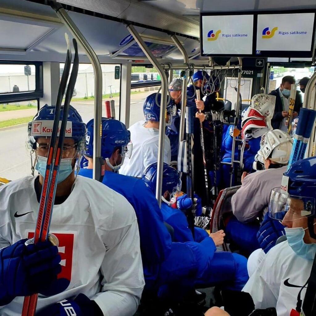 Takto netradične sa slovenskí hokejisti presúvajú v lotyšskej Rige na tréningy.