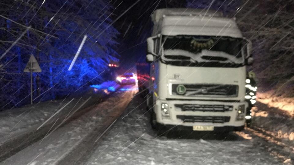 Hasiči pomáhajú uviaznutým deťom, ktoré sa vracali z lyžiarskeho výcviku