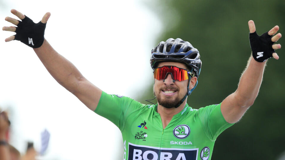 10. VÍŤAZSTVO: Slovenský cyklista Peter Sagan (Bora-Hansgrohe) v zelenom drese pre vedúceho pretekára bodovacej súťaže víťazí v 5. etape 105. ročníka Tour de France, ktorá viedla z Lorientu do Quimperu a merala 204,5 kilometrov v stredu 11. júla 2018.