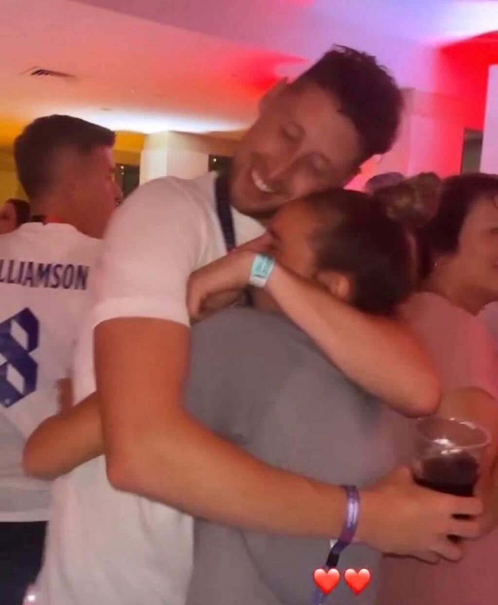 Ella Toone a Joe Bunney sú zamilovaní až po uši a dosvedčujú to aj fotky z after párty po výhre. Oslava ale pokračuje aj po týždni. A to v spoločnom objatí. Párik sa od seba nevie odtrhnúť.