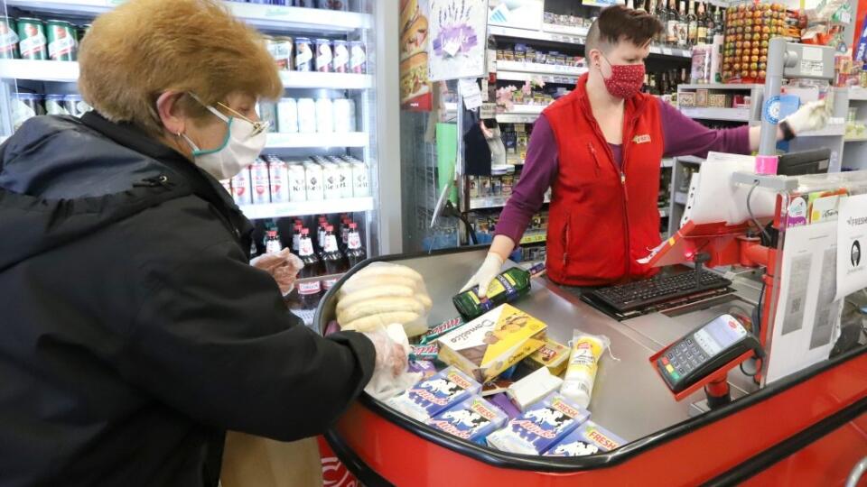 Pozitívne testované osoby na ochorenie COVID-19 už nebudú mať od pondelka 8. marca možnosť opustiť izoláciu na nákup potravín a drogérie.