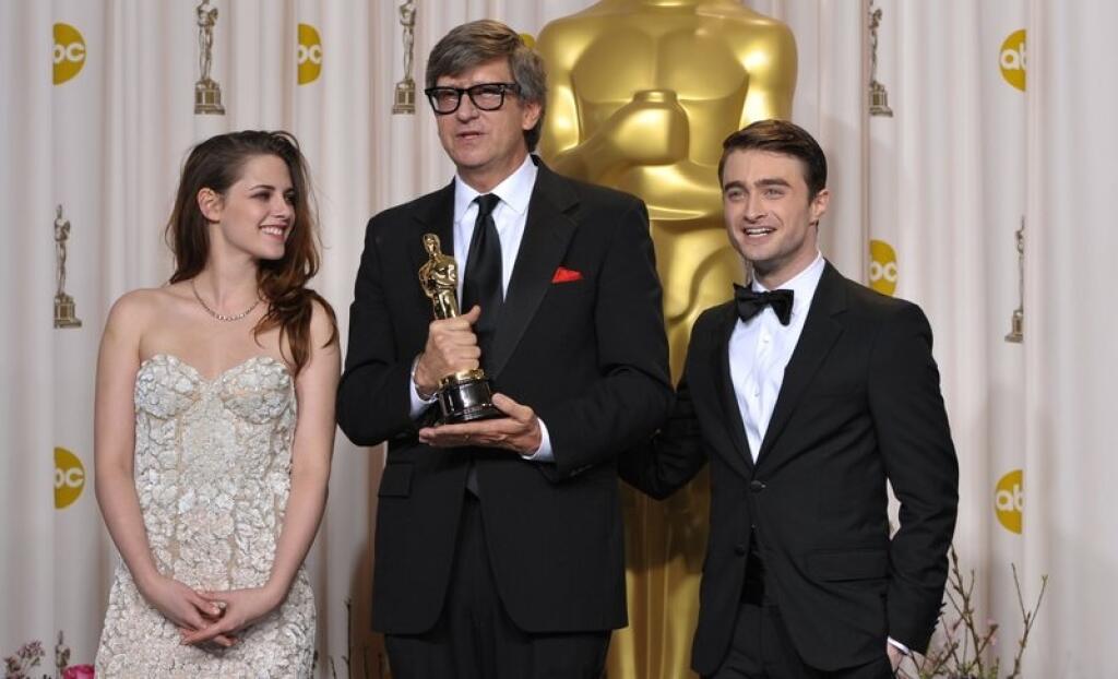 OSCARY 2013: Kristen Stewart a Daniel Radcliffe sa odfotili s Rickom Carterom, ktorý si odniesol cenu za film Lincoln.