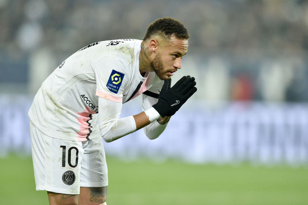 Hviezdu francúzskeho Paris Saint Germain – Neymara obvinila v roku 2019 neznáma žena z Paríža z údajného znásilnenia. Brazílsky reprezentant neskôr na svojich sociálnych sieťach zverejnil video, v ktorom tvrdil, že v skutočnosti sa nič nestalo a celé to je len výmysel. Neymar bol neskôr zbavený obvinenia pre nedostatok dôkazov.