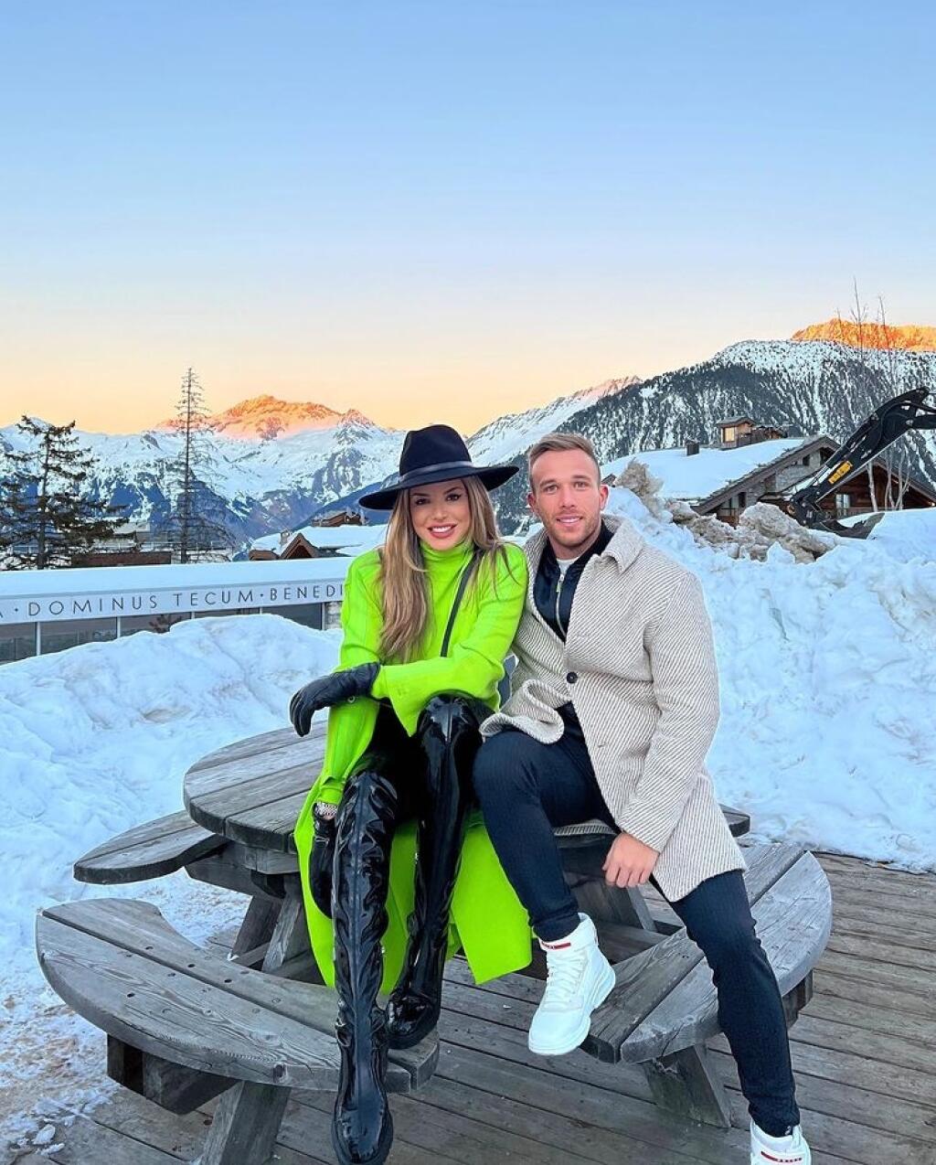 Carolina Miarelli a Arthur Melo si radi užívajú spoločné chvíle a zdá sa, že si veľmi rozumejú. Sú zamilovaní až po uši.