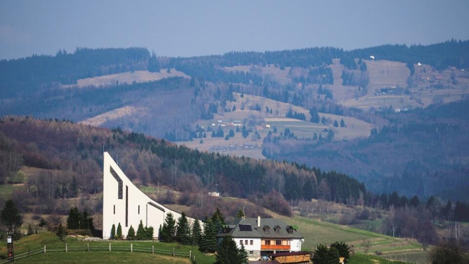 Kláštor a kostol na Raticovom
vrchu medzi Detvou a Hriňovou
niekomu pripomína loď.