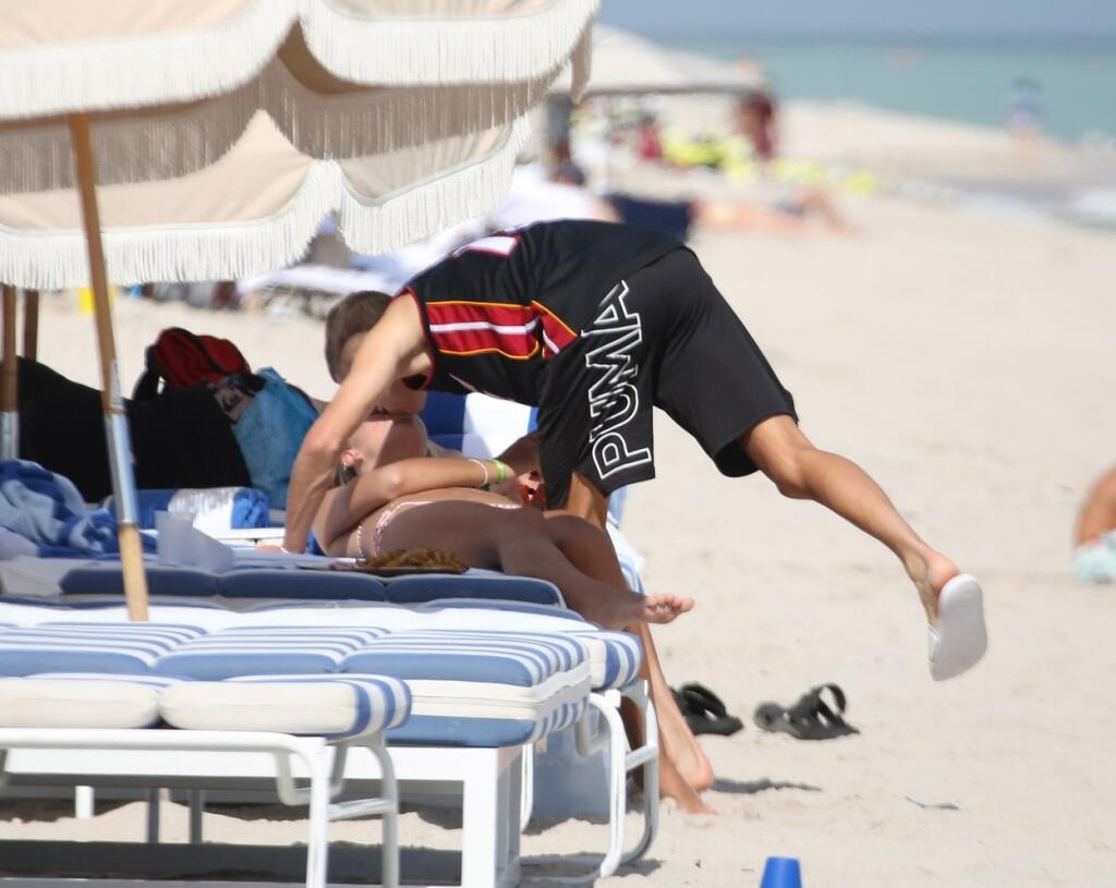 Romeo Beckham si s priateľkou Miou odskočil na pláž. Nevedel sa od nej odtrhnúť. Modelka ukázala postavu v plavkách,