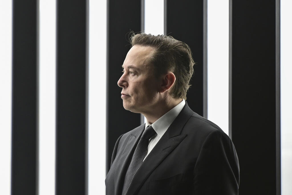 WA 48 archív Grünheide - Na archívnej snímke z 22. marca 2022 predseda spoločnosti Tesla Elon Musk počas otvorenia závodu Tesla v nemeckej obci Grünheidee pri Berlíne. Kremeľ v utorok 4. októbra 2022 pochválil americko-kanadsko-juhoafrického podnikateľa Elona Muska za návrh možnej mierovej dohody na ukončenie vojny na Ukrajine. Podnikateľ vytvoril v pondelok na sociálnej sieti Twitter hlasovanie o svojom návrhu mierovej dohody medzi Moskvou a Kyjevom. Musk navrhuje natrvalo postúpiť polostrov Kr