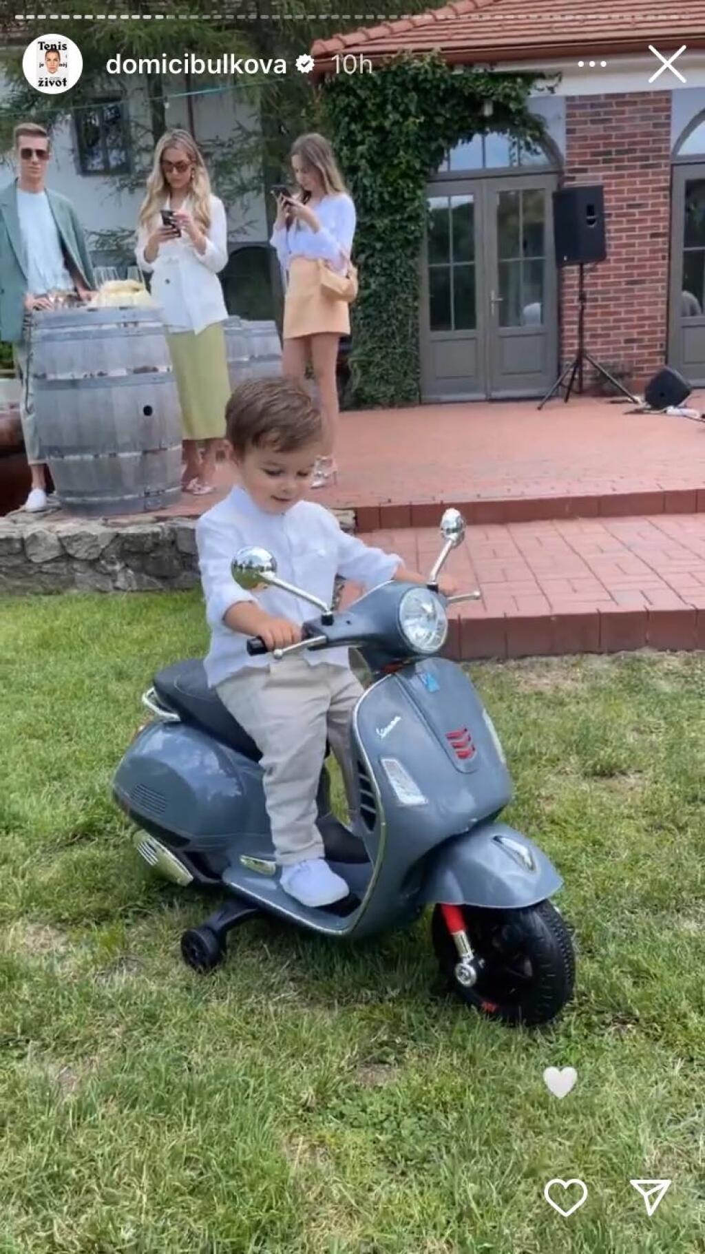 Cibulkovej synček dostal okrem iného elektrický skúter Vespu.