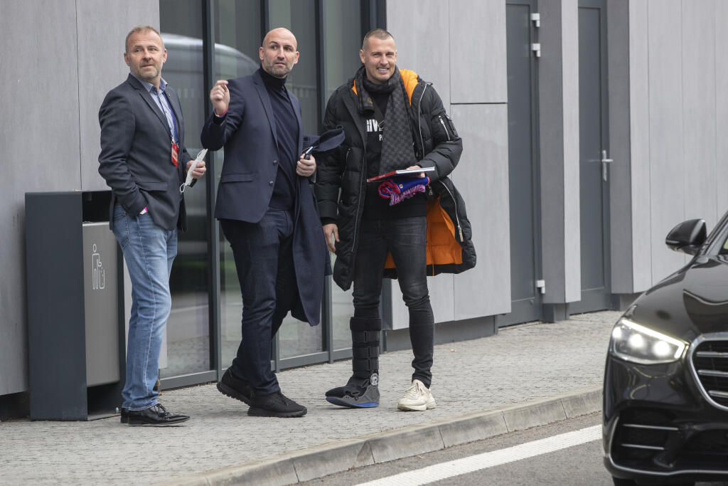 Pred vstupom do VIP sa stretli Róbert Tomaschek, Róbert Vittek a Ján Ďurica.