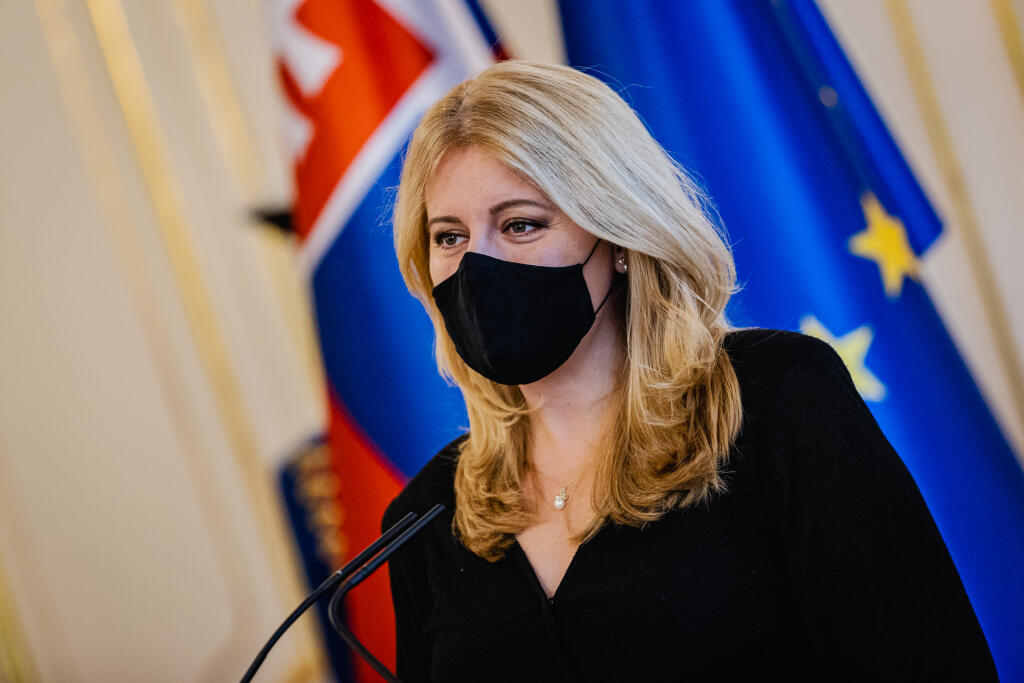 Prezidentka Zuzana Čaputová prijala olympionika Mateja Tótha pri príležitosti ukončenia jeho aktívnej športovej kariéry. Prijatia sa zúčastnil aj Tóthov tréner Matej Spišiak. Na snímke Zuzana Čaputová.