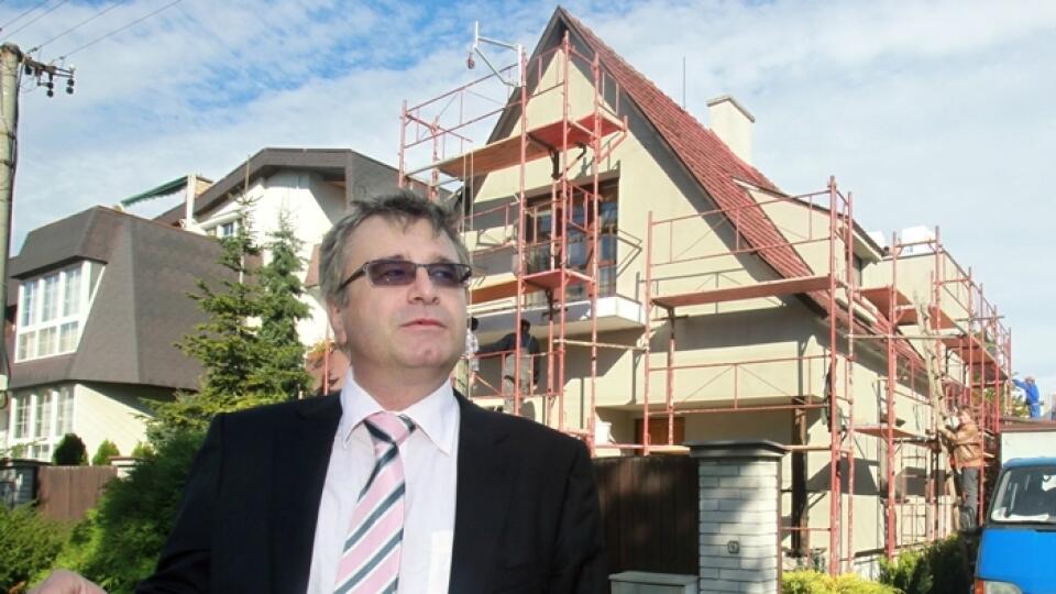 Pred stavbou:
Švejnu sme zastihli
priamo pred jeho
budúcim rodinným
sídlom.