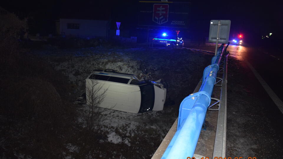 Polícia zisťuje kto šoféroval toto auto.