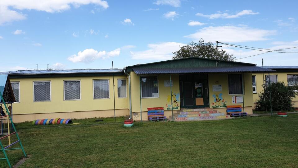 Na snímke škôlka v obci Radnovce, okres Rimavská Sobota, ktorá už kapacitne nepostačuje potrebám dediny a samospráva chce do dvoch rokov postaviť novú. EASYFOTO TASR - Branislav Caban, Radnovce, 3. augusta 2020