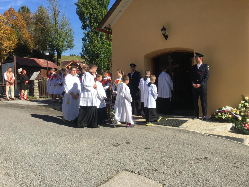 Kňaz s miništrantmi vchádzajú do kostola. Dvaja muži v uniformách mali presne inštrukcie rodiny, kto každý môže ísť do kostola, a kto nie. Rodičia Broni nikoho neobmedzovali.