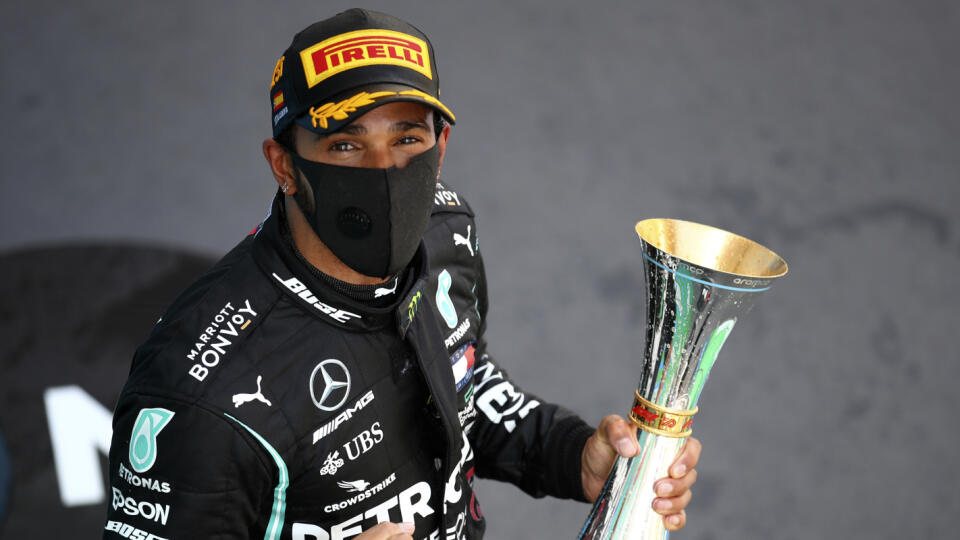 Lewis Hamilton pre svoje niektoré komentáre čelí kritike.