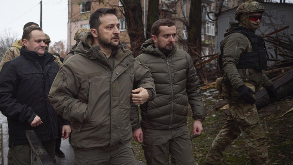 JB 30 Vyšgorod - Ukrajinský prezident Volodymyr Zelenskyj (vpredu vľavo ) kráča počas prehliadky zničených budov pri príležitosti jeho návštevy v meste Vyšgorod na predmestí Kyjeva 25. novembra 2022. Ukrajinský prezident Volodymyr Zelenskyj v piatok oznámil, že výpadky elektriny ešte trápia vyše šesť miliónov domácností na Ukrajine. Povedal to dva dni po mohutnom ruskom raketovom útoku cielenom na ukrajinskú energetickú infraštruktúru. TASR prevzala správu z tlačovej agentúry AFP. FOTO TASR/AP