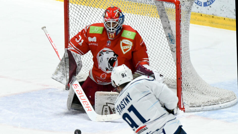 Na snímke zľava Miklós Rajna (Miškovec) a Andrej Šťastný (Nitra) v dohrávke 10. kola hokejovej Tipsport extraligy HK Nitra - DVTK Miškovec v Nitre 24. novembra 2020. FOTO TASR - Henrich Mišovič