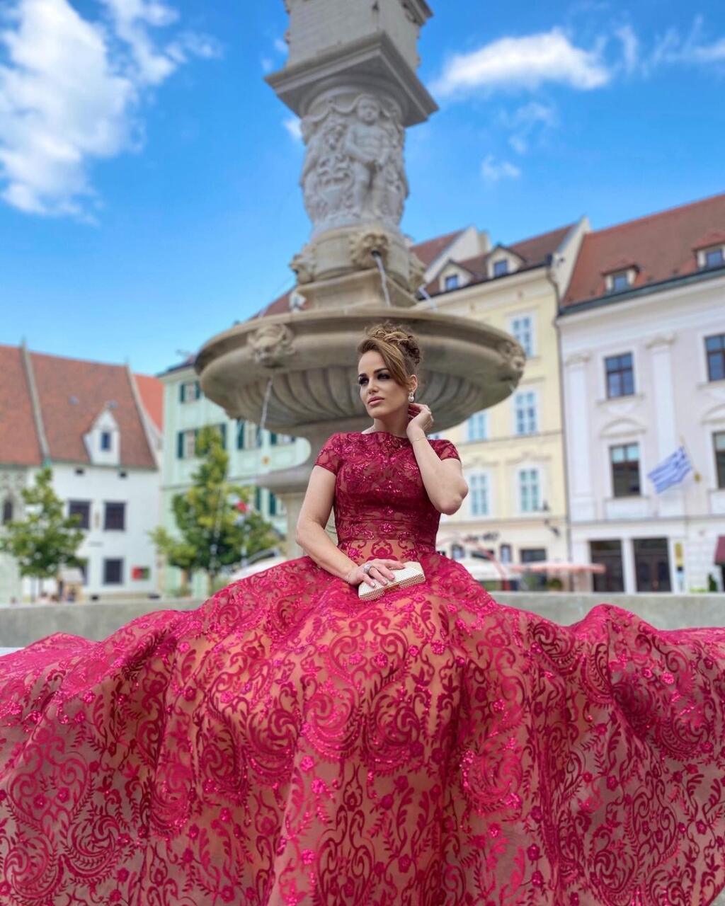 Karin Haydu sa v meste predviedla v rozprávkových šatách.