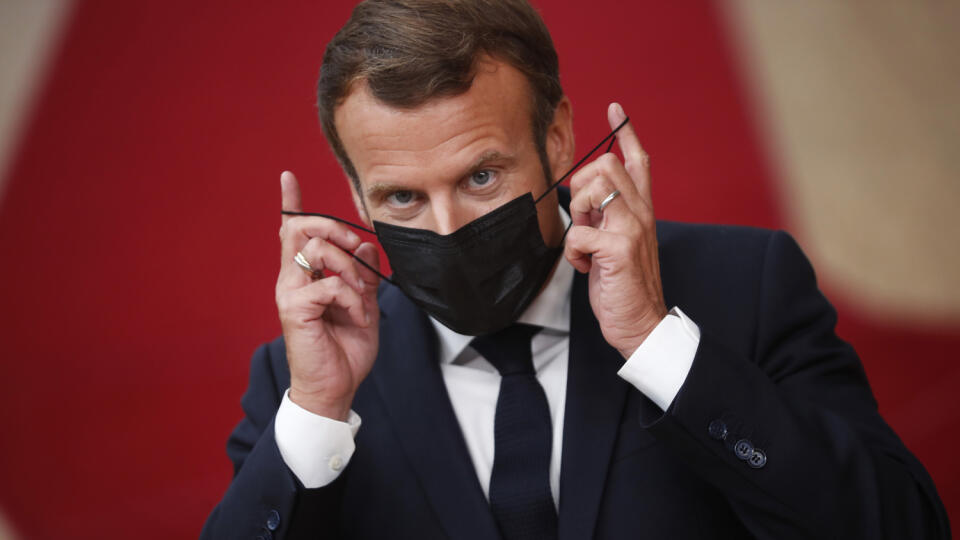 JB 6 Brusel - Francúzsky prezident Emmanuel Macron prichádza na summit EÚ v sídle Európskej rady v Bruseli 1. októbra 2020. Predstavitelia EÚ budú rokovať o zahraničných záležitostiach, najmä o vzťahoch s Tureckom a o situácii vo východnom Stredozemí. Zaoberať sa budú aj vzťahmi s Čínou a situáciou v Bielorusku. Témou bude aj jednotný trh a digitálna transformácia. FOTO TASR/AP
rench President Emmanuel Macron takes off his protective mask as he arrives for an EU summit at the European Council b