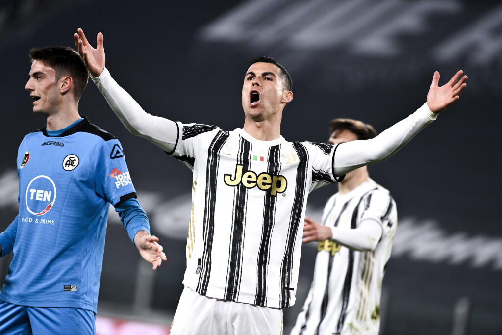 JB 51 Turín - Hráč Juventusu Cristiano Ronaldo reaguje vo futbalovom zápase talianskej ligy Serie A Juventus Turín - Spezia Calcio v Turíne 2. marca 2021. FOTO TASR/AP
Juventus' Cristiano Ronaldo gestures during the Italian Serie A soccer match between Juventus and Spezia at the Allianz Stadium in Torino, Italy, Tuesday, March 2, 2021. (Marco Alpozzi/LaPresse via AP)