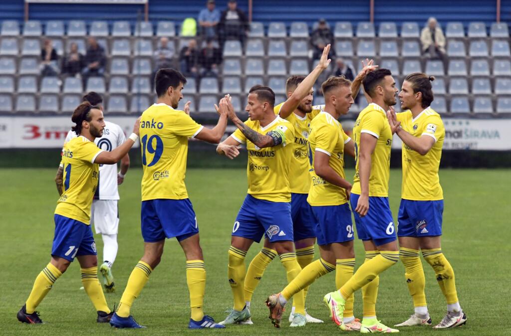 Na snímke hráči MFK Zemplín Michalovce oslavujú gól v zápase 8. kola základnej časti Fortuna ligy MFK Zemplín Michalovce - FC ViOn Zlaté Moravce-Vráble v Michalovciach 18. septembra 2021. FOTO TASR - Roman Hanc