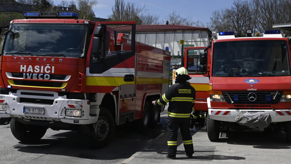 Zásah hasičov pri likvidácii požiaru na podvozku vagóna rýchlika na železničnej stanici v Trenčíne 28. apríla 2021. FOTO TASR - Radovan Stoklasa