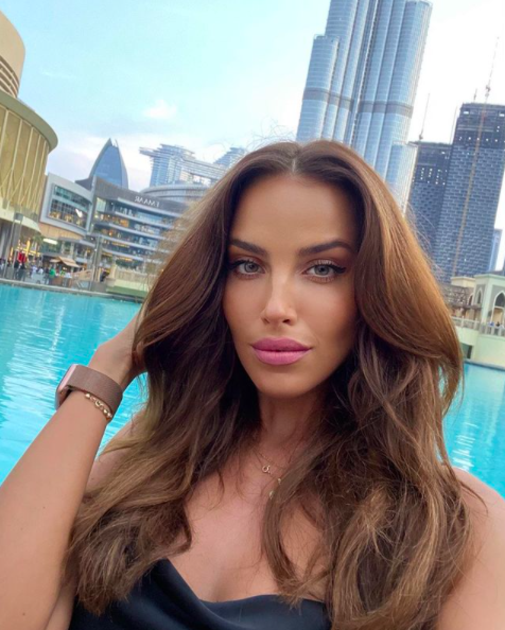 Známa slovenská športová moderátorka Simona Leskovská sa počas vianočných sviatkov vybrala do daňového raja Dubaja. Spoločnosť jej robí hráč futbalového Slovana Arťom Suchockij.
