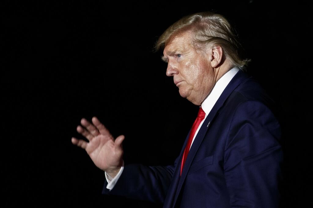 EBE 3 Washington - Na snímke americký prezident Donald Trump počas návratu do Dieleho domu vo Washingtone z kampane v Cincinnati v noci na 2. augusta 2019. Donald Trump plánuje v piatok o 19.45 SELČ vyhlásenie o obchode s Európskou úniou (EÚ). Trump vo štvrtok (1. 8.) šokoval globálne finančné trhy, keď oznámil nové clá pre Čínu v rámci dlhodobého obchodného sporu dvoch najväčších svetových ekonomík. FOTO TASR/AP
President Donald Trump waves as he arrives at the White House in Washington, Thurs