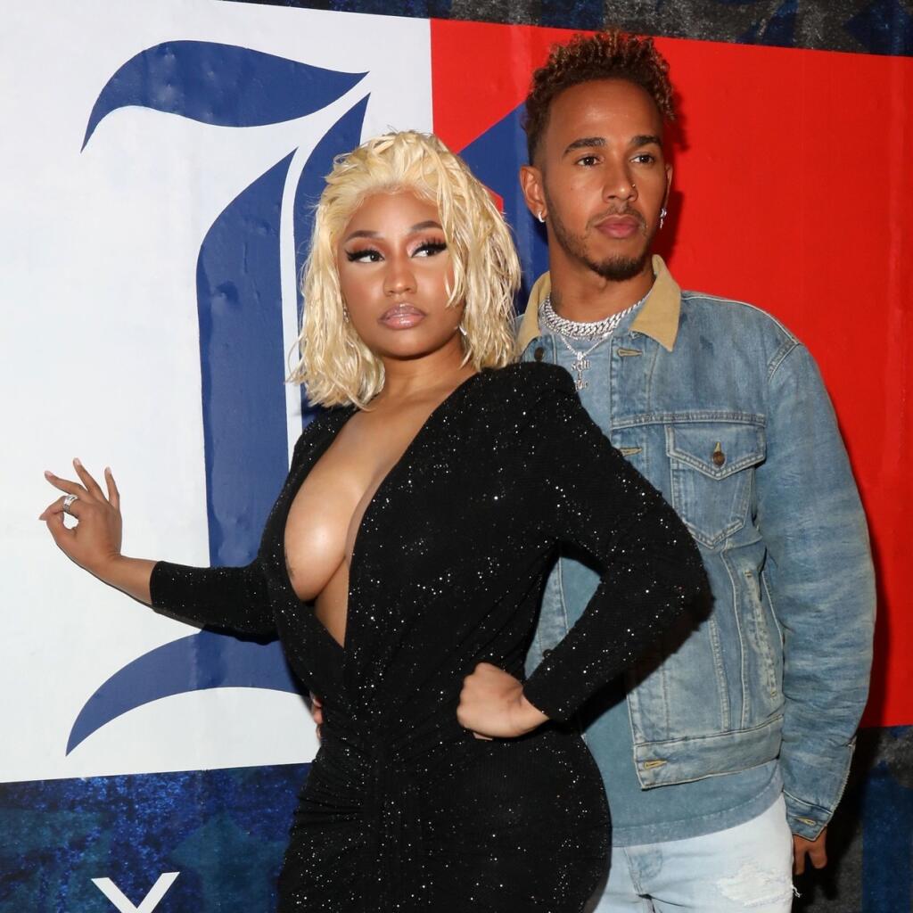 Lewis Hamilton sa na verejnosti ukázal aj so speváčkou Nicki Minaj. Dokonca si vybehli na spoločný výlet štvorkolkami.