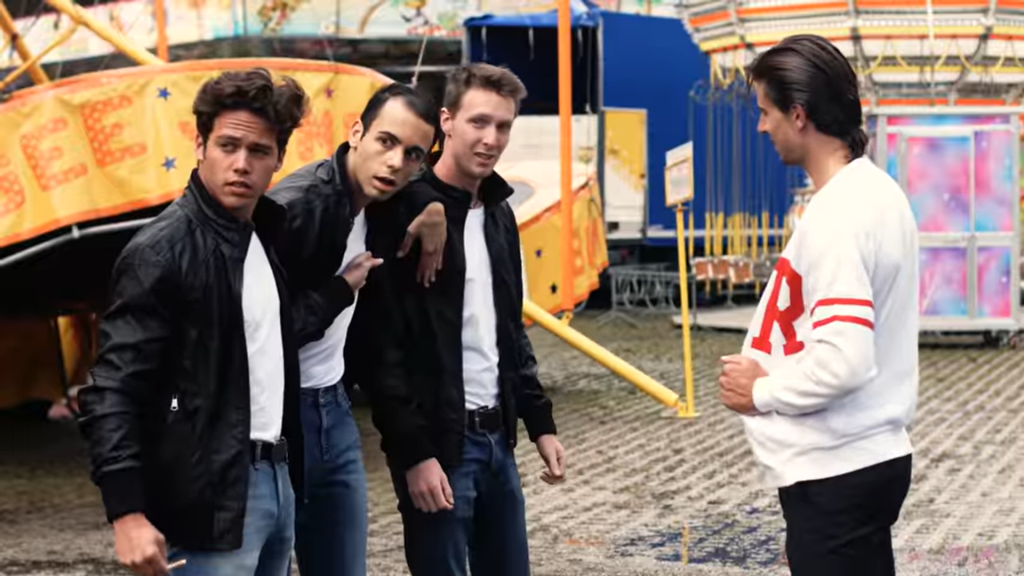 Slovenská verzia piesne z legendárnej pomády je takmer na nerozoznanie. Musíte uznať, že Peter sa na Johna neuveriteľne podobá. Videoklip má na YouTube už viac ako 2 milióny vzhliadnutí, čo je neuveriteľné.