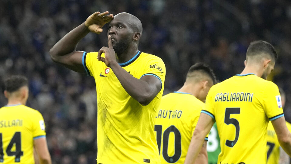 KK13 Miláno - Futbalista Romelu Lukaku z Interu Miláno sa teší z gólu v zápase 35. kola talianskej Serie A Inter Miláno - Sassuolo Calcio 13. mája 2023 v Miláne. FOTO TASR/AP
Inter Milan's Romelu Lukaku celebrates after scoring his side's fourth goal during the Serie A soccer match between Inter Milan and Sassuolo at the San Siro Stadium, in Milan, Italy, Saturday, May 13, 2023. (AP Photo/Antonio Calanni)