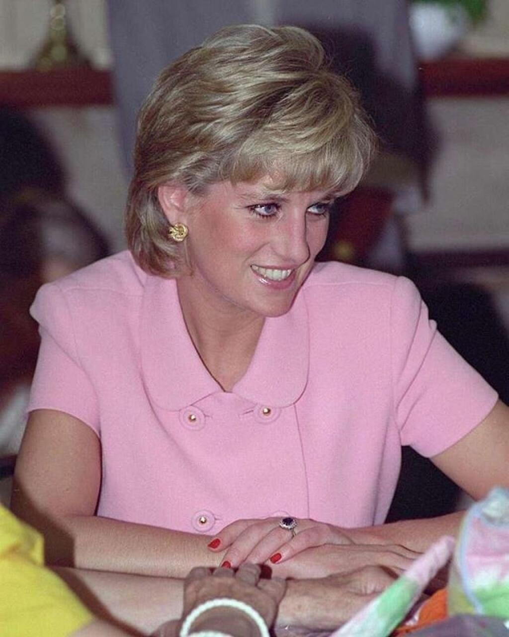 Princess diana записи приватов. Принцесса Диана в Аргентине. Райан леди Диана. Софи леди Дианы. Ногти принцессы Дианы.