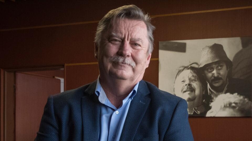 V RIADITEĽSKEJ KANCELÁRII Šéf nitrianskeho divadla Jaroslav Dóczy v nej má fotografie svojho legendárneho otca. Herectvo si obľúbil vďaka nemu