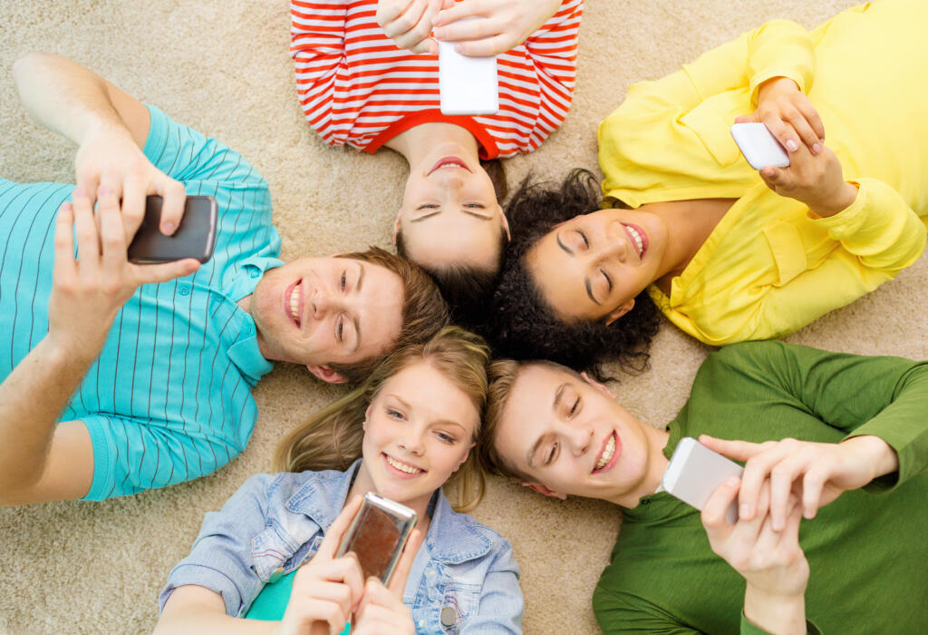 deti - tínedžeri - teenageri - chlapci - dievčatá - mobilný telefón - mobil