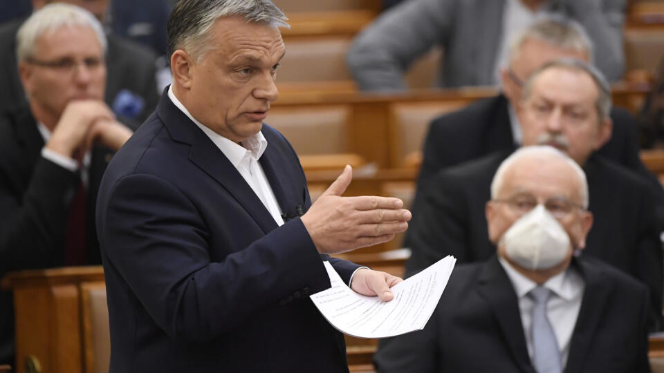 KK9 Budapešť - Maďarský premiér Viktor Orbán v úvode rozpravy na zasadnutí parlamentu v Budapešti 23. marca 2020. Poslanci maďarského parlamentu začali v pondelok rokovať o vládnom návrhu o predĺžení stavu núdze, ktorý bol vyhlásený 11. marca a v zmysle zákone môže trvať 15 dní. Premiér Viktor Orbán v úvode rozpravy podľa agentúry MTI zdôraznil, že v boji proti šíreniu nákazy novým druhom koronavírusu je Maďarsko ešte iba na začiatku a že na tento boj je potrebných mnoho prostriedkov. FOTO TASR