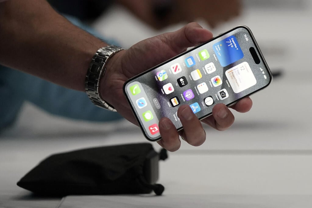 KK9 archív Cupertino - Na archívnej snímke z 12. septembra 2023 muž drží iPhone počas predstavenia v areáli spoločnosti Apple v americkom Cupertine. Predaj iPhonov v Číne v poslednom kvartáli minulého roka klesol. Apple však v roku 2023 predbehol Vivo a stal sa najväčším predajom smartfónov v Číne.  FOTO TASR/AP
File - The iPhone 15 Pro is shown after its introduction on the Apple campus, Sept. 12, 2023, in Cupertino, Calif. Apple rolled out an update to its iOS operating system this week with a