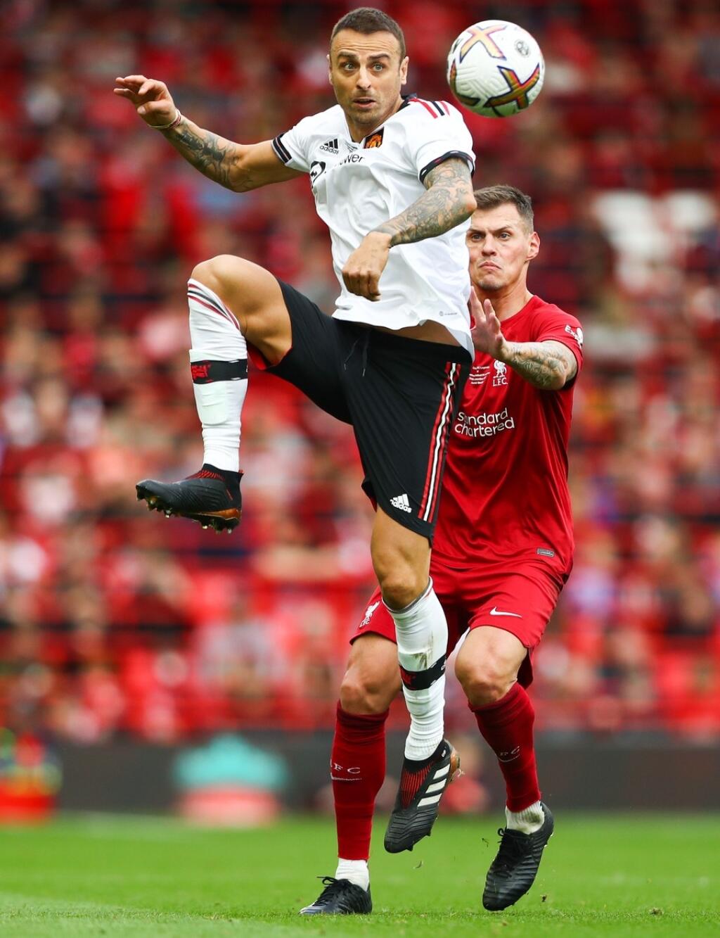 Martin Škrtel v súboji s Dimitarom Berbatovom