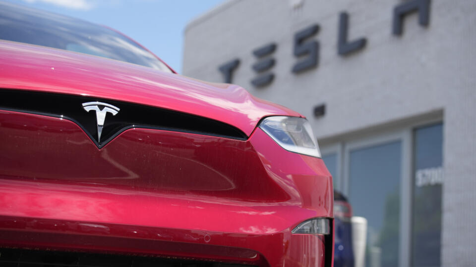 Nepredané športovo-úžitkové vozidlo Model X 2023 stojí pred predajňou Tesla.