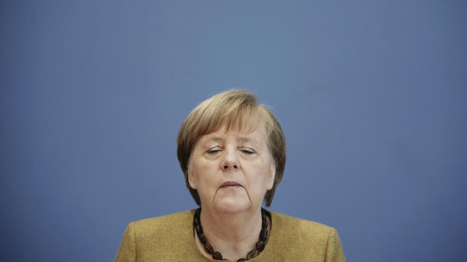 JB 4 Berlín - Nemecká kancelárka Angela Merkelová (CDU) reaguje počas tlačovej konferencie o sprísnení karanténnych opatrení po videokonferencii s premiérmi 16 spolkových krajín v Berlíne 21. januára 2021. Nemecko by mohlo opäť uzavrieť hranice s okolitými krajinami, pokiaľ neprijmú opatrenia, ktoré výrazne obmedzia šírenie nového koronavírusu. Povedal to vo štvrtok Helge Braun, šéf úradu nemeckej kancelárky Angela Merkelovej, píše denník The Guardian. Nemecká kancelárka a premiéri 16 spolkových