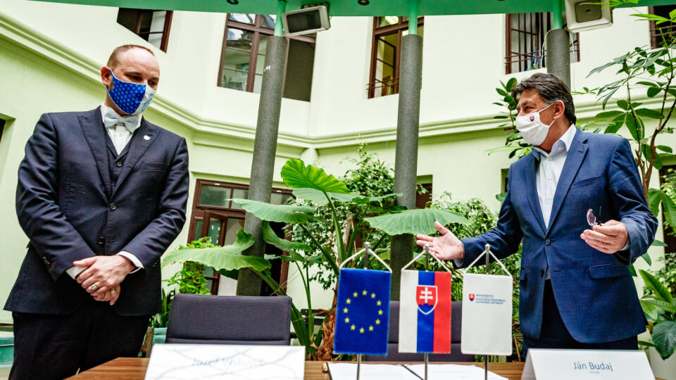 Minister životného prostredia Slovenskej republiky Ján Budaj sa stretol s predstaviteľmi SK8 na spoločnom rokovaní o budúcej spolupráci rezortu a vyšších územných celkov. Na snímke s predsedom Trnavského samosprávneho kraja a predsedom SK8 Jozefom Viskupičom.