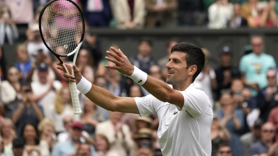 EBE 20 Londýn - Na snímke srbský tenista Novak Djokovič oslavuje postup do osemfinále grandslamového turnaja vo Wimbledone, keď v zápase 3. kola zdolal svojho krajana Miomira Kecmanoviča 6:0, 6:3, 6:4 v piatok 1. júla 2022. FOTO TASR/AP
Serbia's Novak Djokovic celebrates defeating Serbia's Miomir Kecmanovic in a men's singles match on day five of the Wimbledon tennis championships in London, Friday, July 1, 2022. (AP Photo/Alberto Pezzali)
