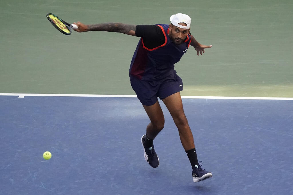 JB 29 New York - Austrálsky tenista Nick Kyrgios odvracia úder Francúzovi Benjaminovi Bonzimu v 2.kole dvojhry na grandslamovom tenisovom turnaji US Open v New Yorku 31. augusta 2022. FOTO TASR/AP
Nick Kyrgios, of Australia, returns a shot to Benjamin Bonzi, of France, during the second round of the US Open tennis championships, Wednesday, Aug. 31, 2022, in New York. (AP Photo/John Minchillo)