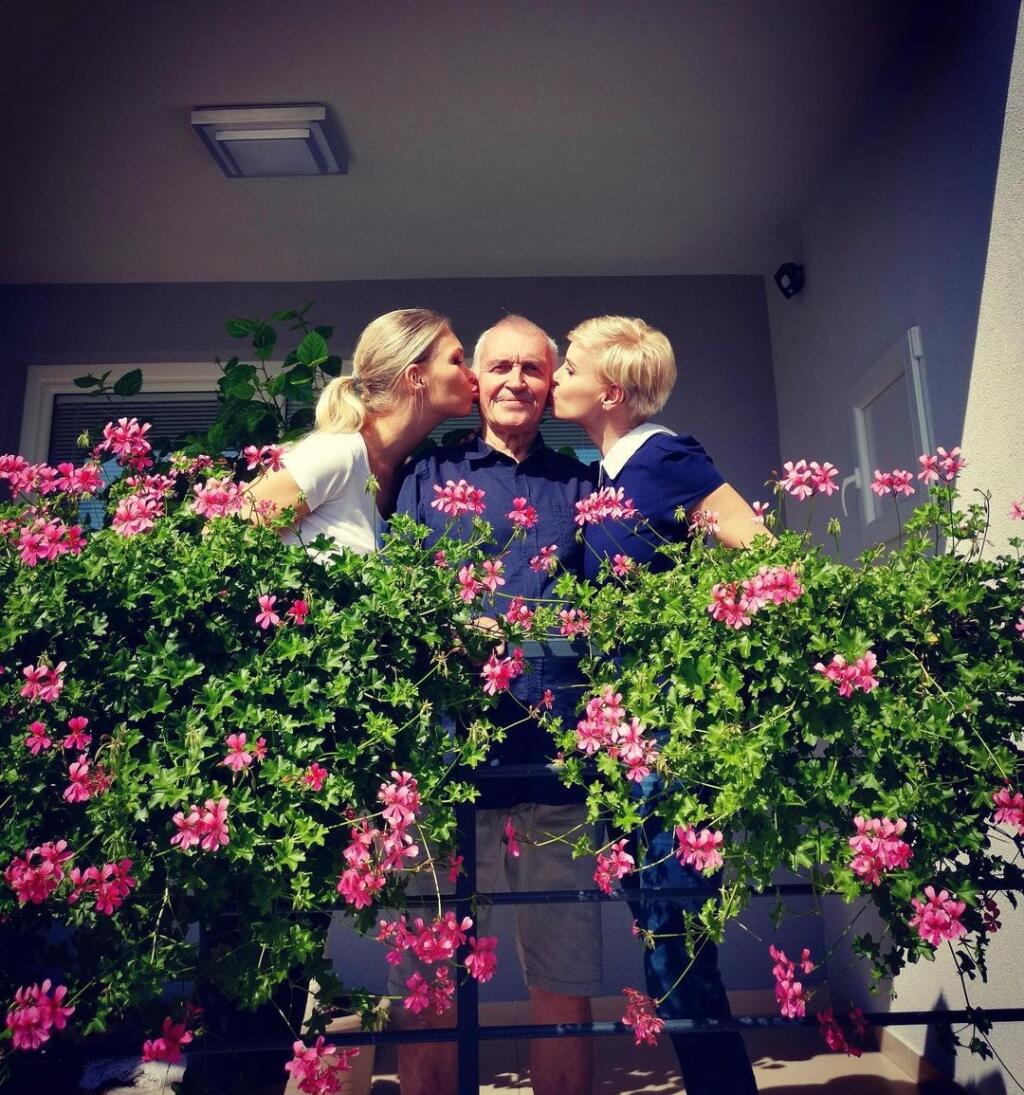 Kvetka a Lucia s otcom na jeho narodeniny.