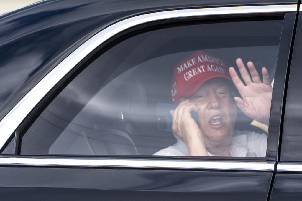 AZ6 West Palm Beach - Prezident USA Donald Trump máva pri príchode do golfového klubu Trump International Golf Club v meste West Palm Beach v americkom štáte Florida 4. apríla 2025. Nezisková organizácia v USA v piatok zažalovala amerického prezidenta Donalda Trumpa a jeho administratívu za údajné zneužitie právomocí pri rozhodnutí o zavedení ciel na všetok dovoz z Číny začiatkom tohto roka. FOTO TASR/AP

President Donald Trump waves as he arrives at the Trump International Golf Club, Friday, Ap