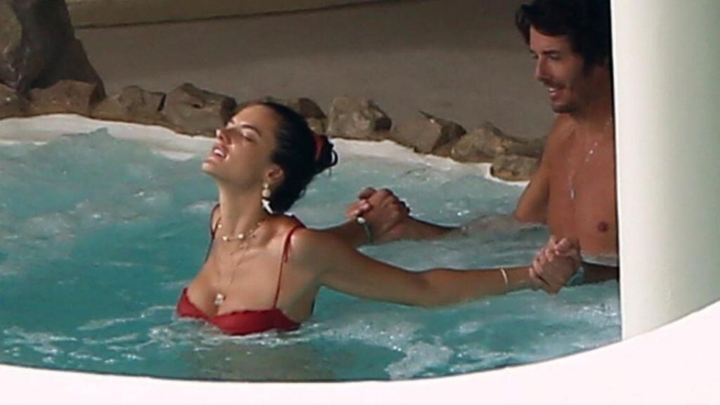 Alessandra Ambrosio v bazéne s priateľom.