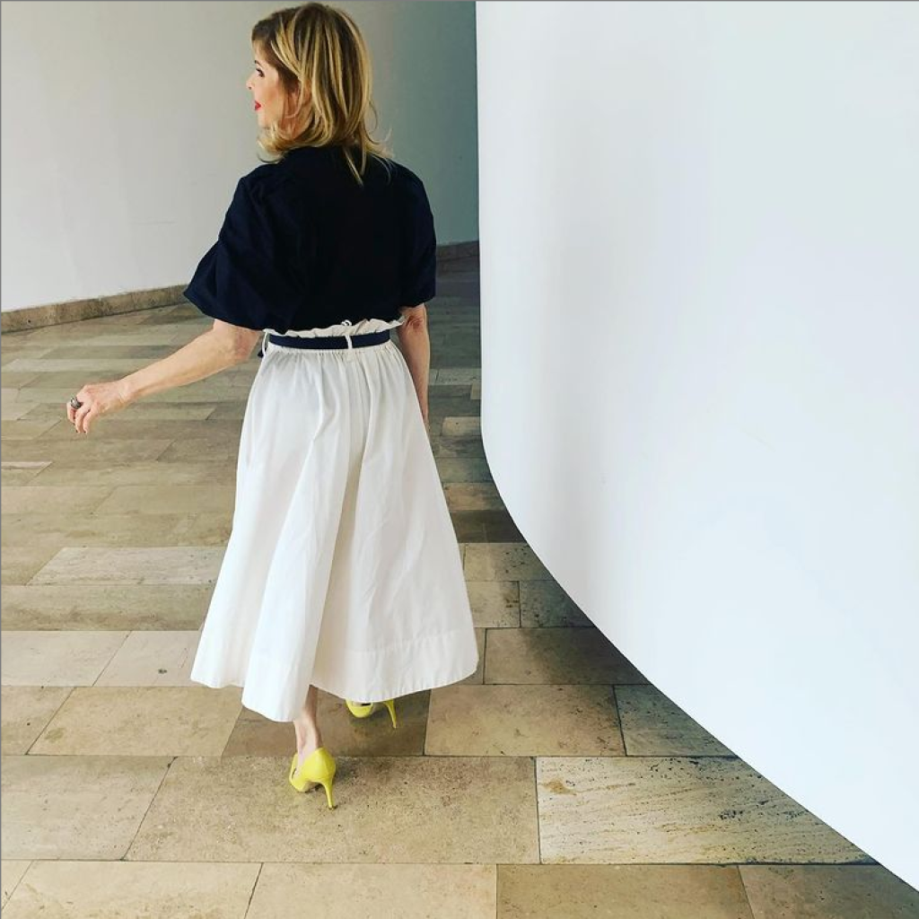 Soňa zaujala v bielej sukni, čiernej blúzke a nádherných žltých lodičkách. Krásny jarný outfit jej mimoriadne pristane, čo poviete?